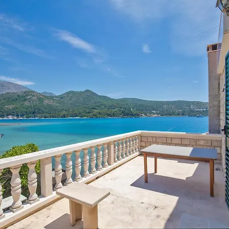 Sea View Apartments & Rooms