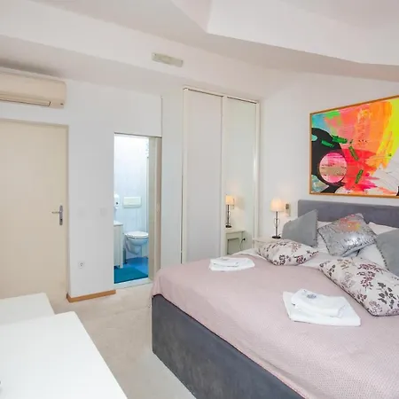 Sea View Apartments & Rooms