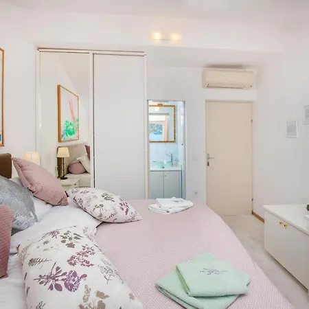 Sea View Apartments & Rooms Apartment *